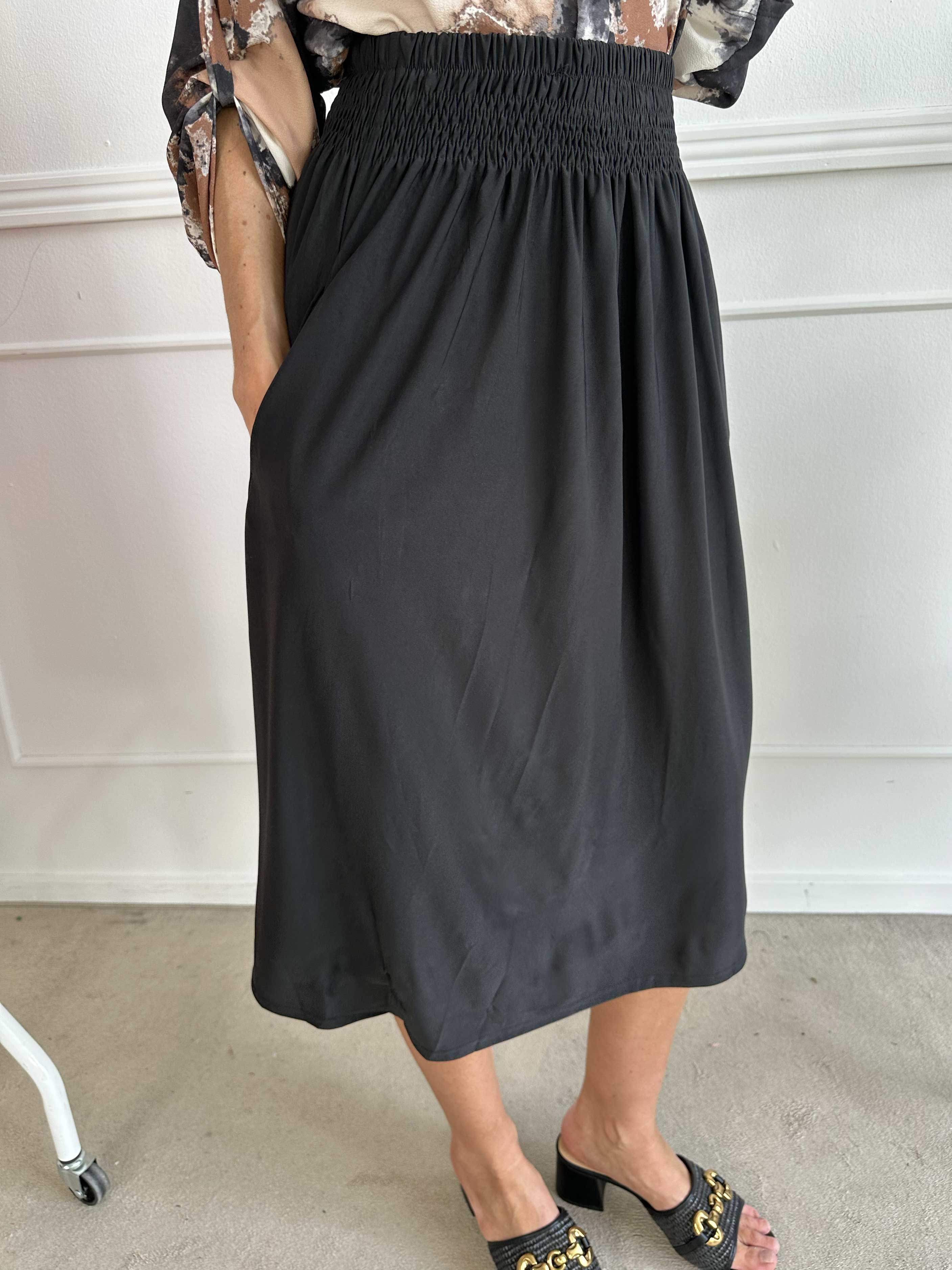 Pams Plain Midi Skirt - Nederdel i stretchy stof med lommer